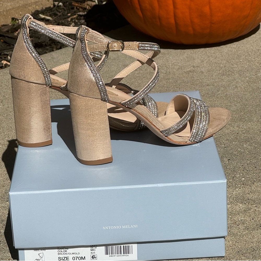 Antonio Melani gold and silver size 7 Special Occasion beautiful dress heels.